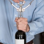 Những cách khui rượu vang mà không phải ai cũng biết
