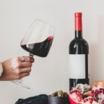 Những Bí Quyết Cầm Ly Rượu Vang Cho Người Sành Điệu