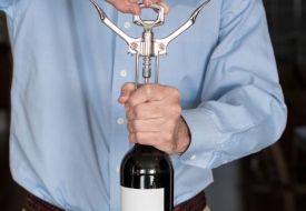 Những cách khui rượu vang mà không phải ai cũng biết