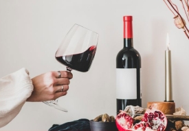 Những Bí Quyết Cầm Ly Rượu Vang Cho Người Sành Điệu